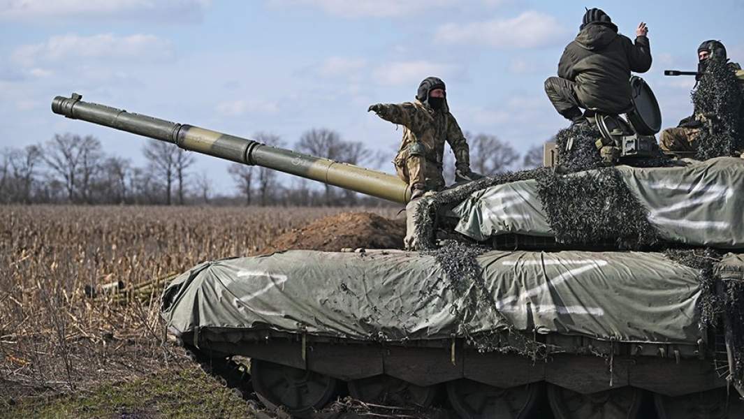 Экипаж танка Т-90М «Прорыв» на позициях в южном секторе спецоперации