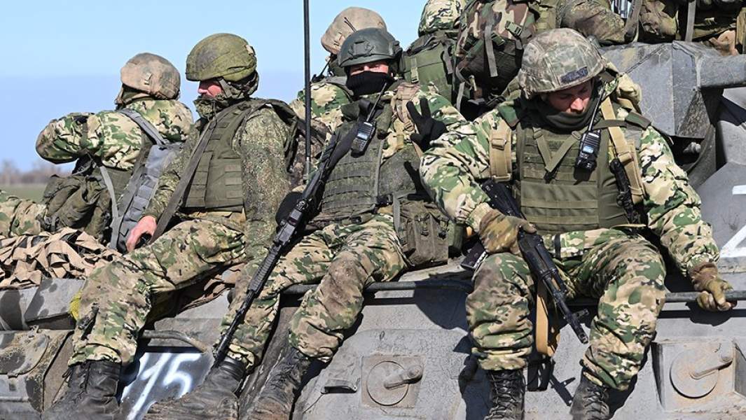 Морские пехотинцы на БТР выдвигаются на передовые позиции