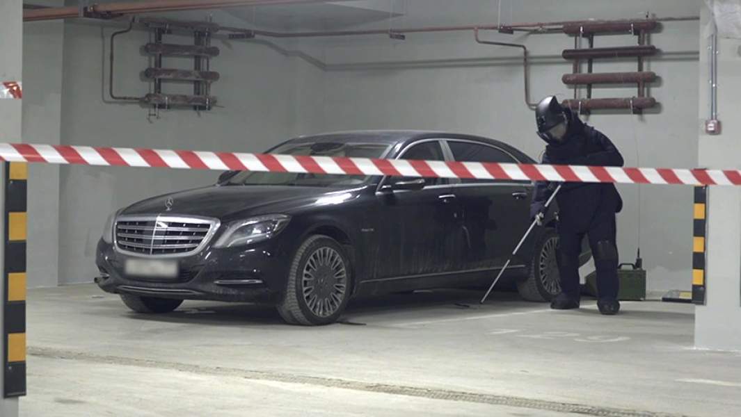 Сапер разминирует автомобиль председателя совета директоров группы компаний «Царьград» Константина Малофеева, под который неизвестными лицами было заложено взрывное устройство