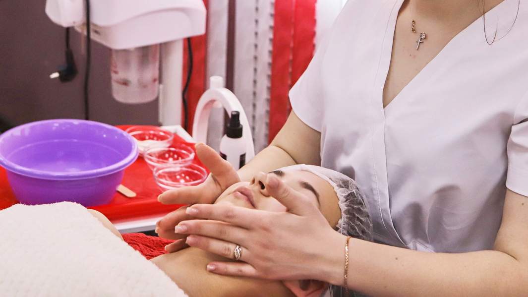 девушка на массаже лица