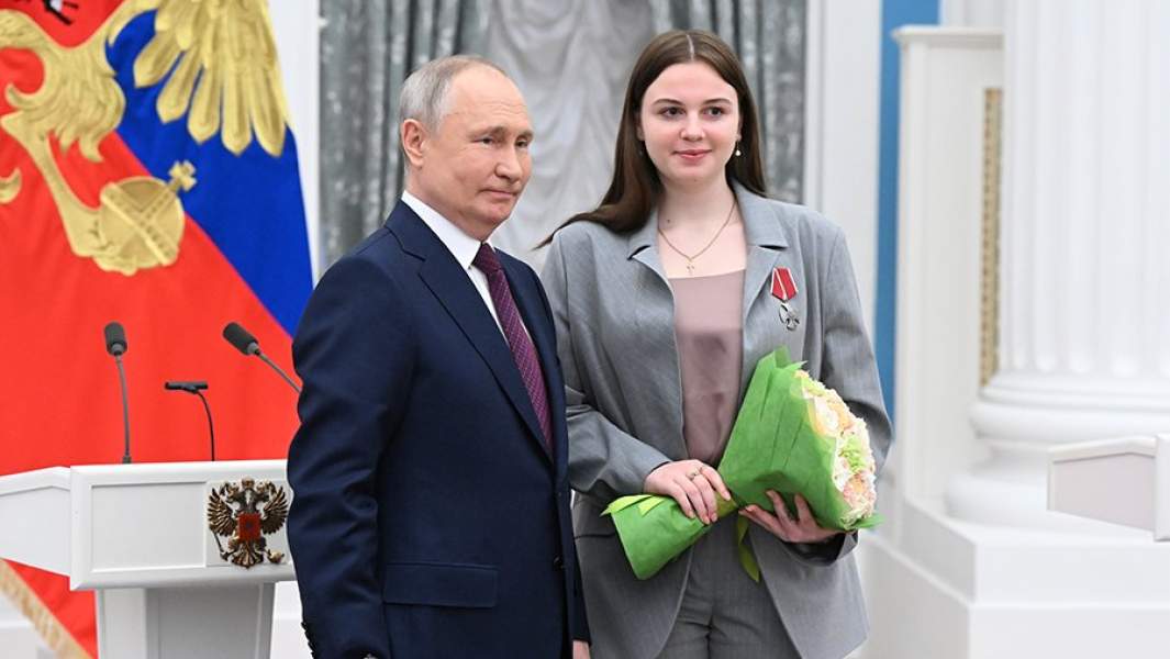 Президент РФ Владимир Путин и корреспондент Херсонской областной телерадиокомпании «Таврия» Влада Луговская, награжденная орденом Мужества, на церемонии вручения в Международный женский день государственных наград выдающимся женщинам России