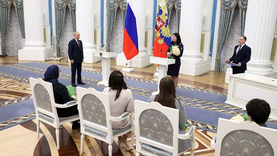 Президент РФ Владимир Путин на церемонии вручения в Международный женский день государственных наград выдающимся женщинам России. Выступает - медицинская сестра инфекционного отделения 39 отдельного медицинского отряда 106 гвардейской воздушно-десантной дивизии Кристина Ким, награжденная медалью Суворова