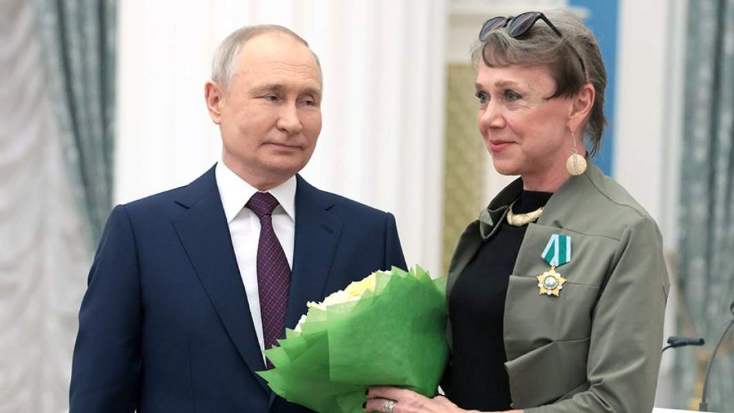 Президент РФ Владимир Путин и научный руководитель «Музея-усадьбы Л.Н. Толстого «Ясная Поляна» Галина Алексеева, награжденная орденом Дружбы, на церемонии вручения в Международный женский день государственных наград выдающимся женщинам России