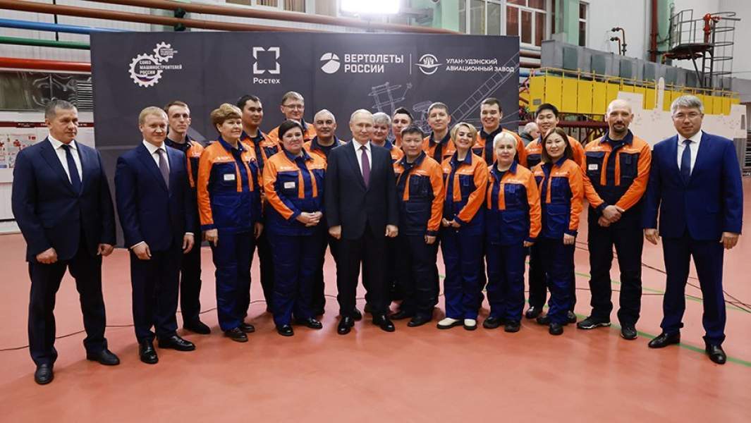Президент РФ Владимир Путин фотографируется с сотрудниками Улан-Удэнского авиационного завода