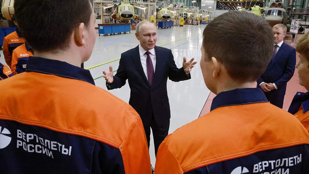 Президент РФ Владимир Путин общается с сотрудниками Улан-Удэнского авиационного завода