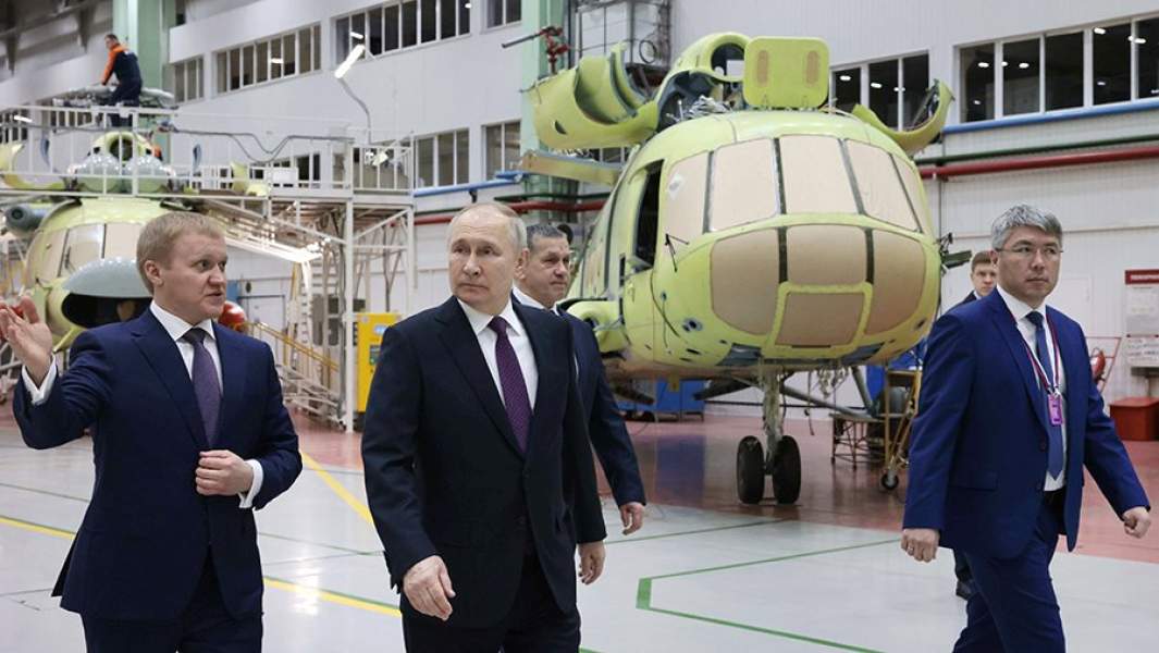 Президент РФ Владимир Путин осматривает производство вертолетов на Улан-Удэнском авиационном заводе. Слева — управляющий директор Улан-Удэнского авиационного завода Алексей Козлов, справа — глава Республики Бурятия Алексей Цыденов