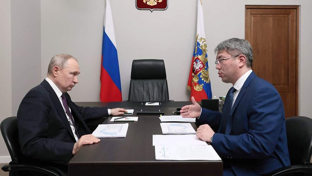 Президент РФ Владимир Путин и глава Республики Бурятия Алексей Цыденов во время встречи в Улан-Удэ