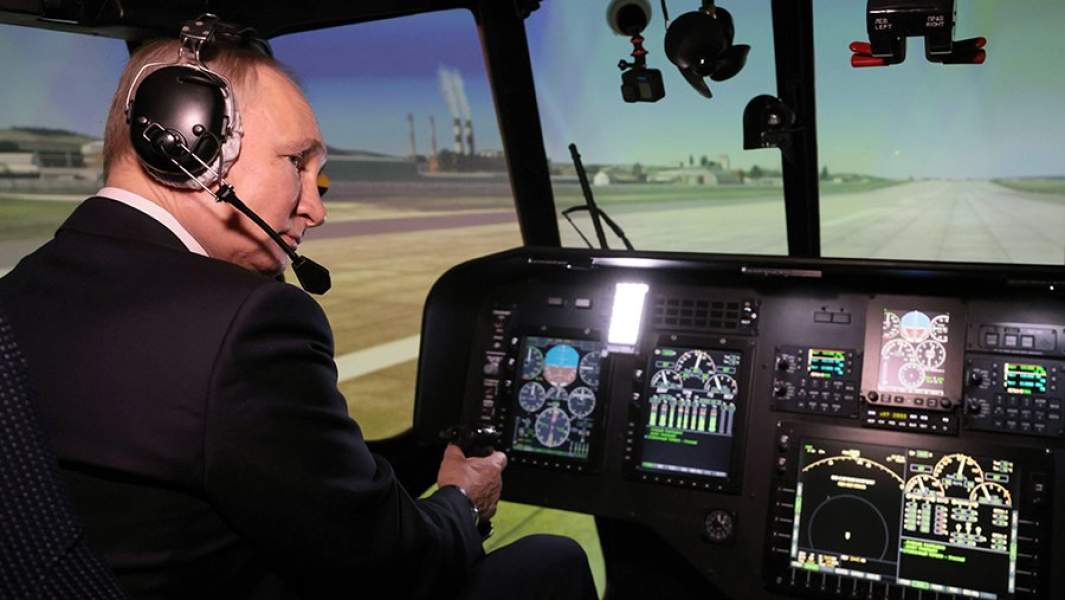 Президент РФ Владимир Путин в тренажере вертолета Ми-171А2 в авиационном учебном центре Улан-Удэнского авиационного завода