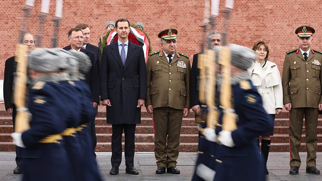 Президент Сирии Башар Асад во время церемонии возложения венка к Могиле Неизвестного Солдата в Александровском саду у Кремлевской стены