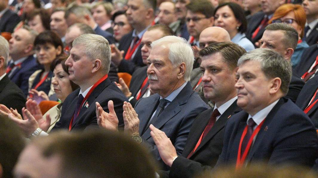 Чрезвычайный и полномочный посол РФ в Белоруссии Борис Грызлов (в центре) на учредительном съезде партии Белая Русь в Минске