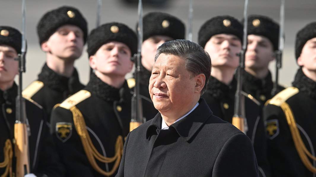 Председатель КНР Си Цзиньпин, прибывший в Москву с государственным визитом, во время церемонии встречи в аэропорту