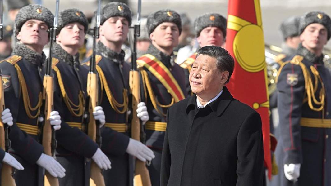 Председатель КНР Си Цзиньпин, прибывший в Москву с государственным визитом, во время церемонии встречи в аэропорту