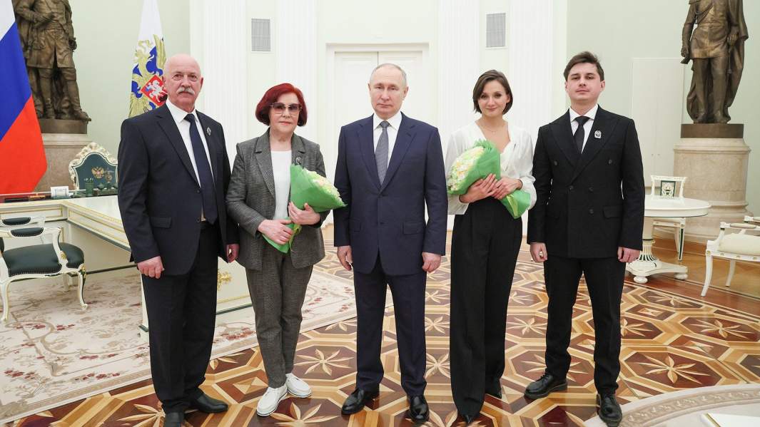 Президент РФ Владимир Путин и лауреаты премии президента в области литературы и искусства за произведения для детей и юношества, а также премии президента для молодых деятелей культуры за 2022 год