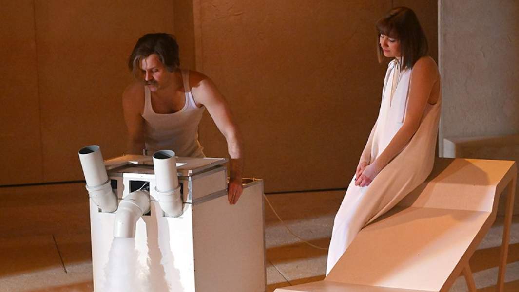 Актеры Данил Стеклов и Мария Карпова в спектакле «Далёкая Радуга» на сцене Московского художественного театра имени А. П. Чехова