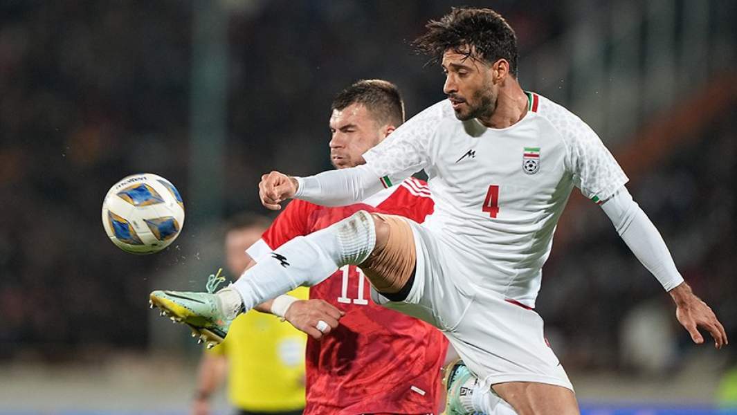 Игрок сборной России Николай Комличенко и игрок сборной Ирана Шоджа Халилзаде в товарищеском матче между сборными России и Ирана