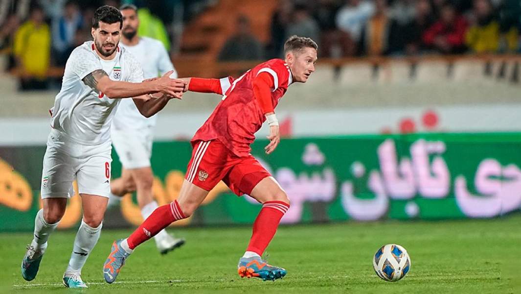 Игрок сборной Ирана Саид Эззатоллахи и игрок сборной России Антон Миранчук в товарищеском матче между сборными России и Ирана