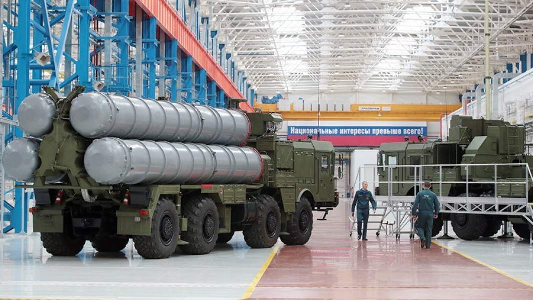 Пусковая установка зенитных ракет комплекса С-400 на Нижегородском заводе 70-летия Победы