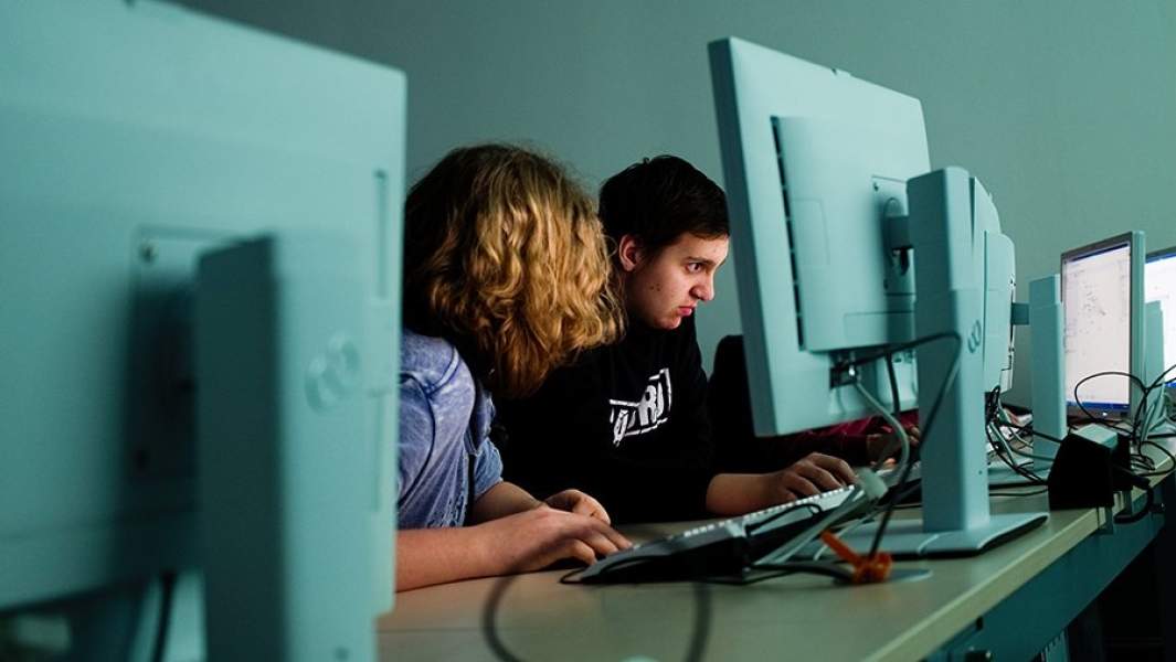 подростки за компьютером
