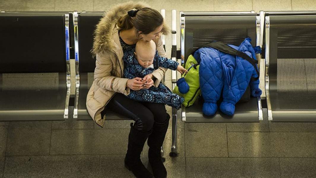 Женщина с ребенком на вокзале