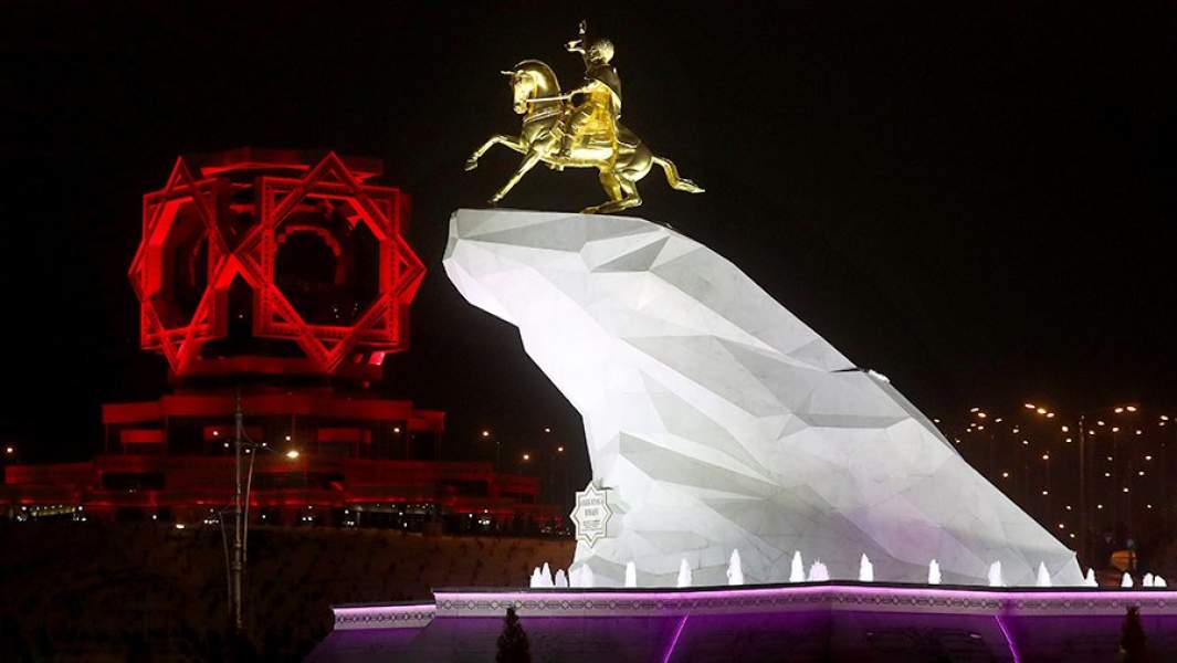 Памятник действующему президенту Туркменистана Гурбангулы Бердымухамедову 