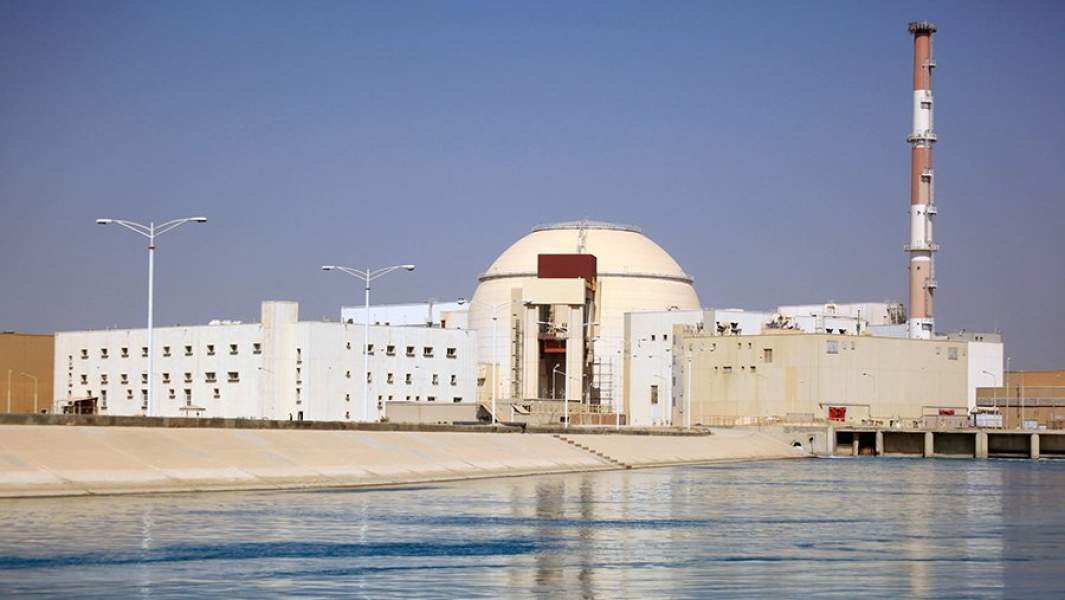 Вид на Бушерскую атомную электростанцию в Иране