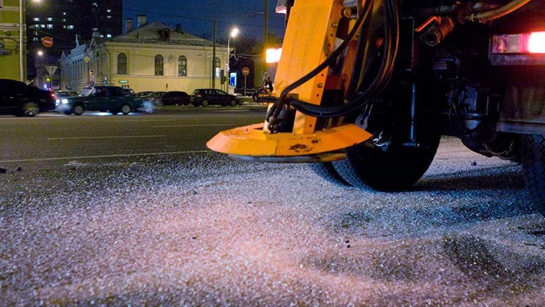 Обработка дорог противогололедными реагентами