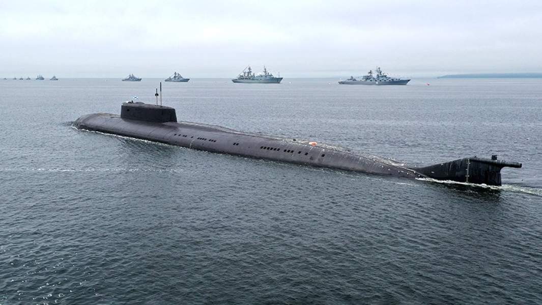 Атомный подводный ракетный крейсер «Омск» на репетиции военно-морского парада в честь Дня Военно-Морского Флота в акватории Амурского залива