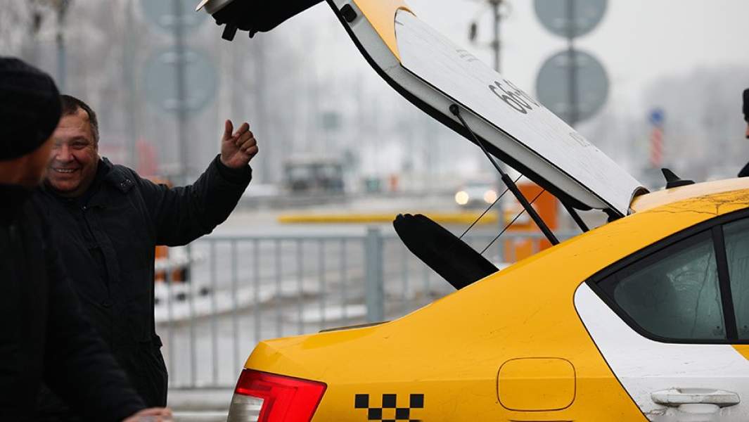 Водитель автомобиля такси