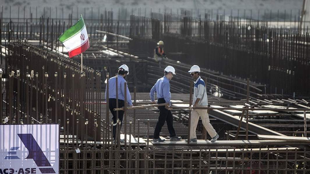 Рабочие на строительной площадке второй очереди атомной электростанции «Бушер» на юге Ирана
