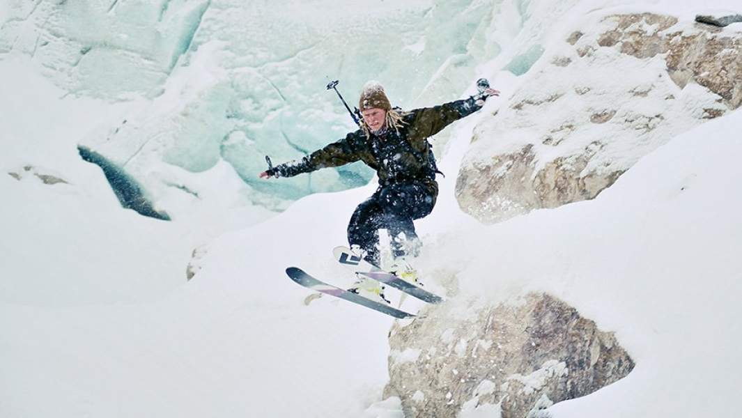 Мужчина катается на горных лыжах