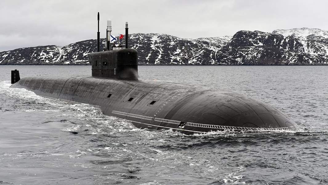 Атомная подводная лодка стратегического назначения «Князь Владимир» при входе в Кольский залив после участия в арктической экспедиции