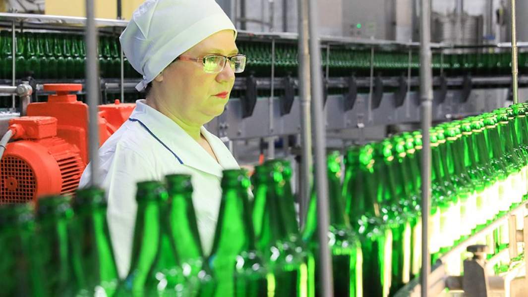 Цех розлива в стеклянную тару на территории пивоваренного завода