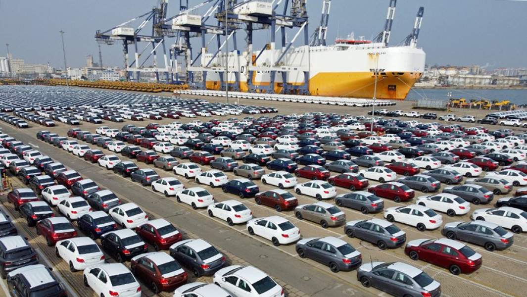 Автомобили китайских производителей перед погрузкой на экспорт в порту Яньтай на востоке Китая