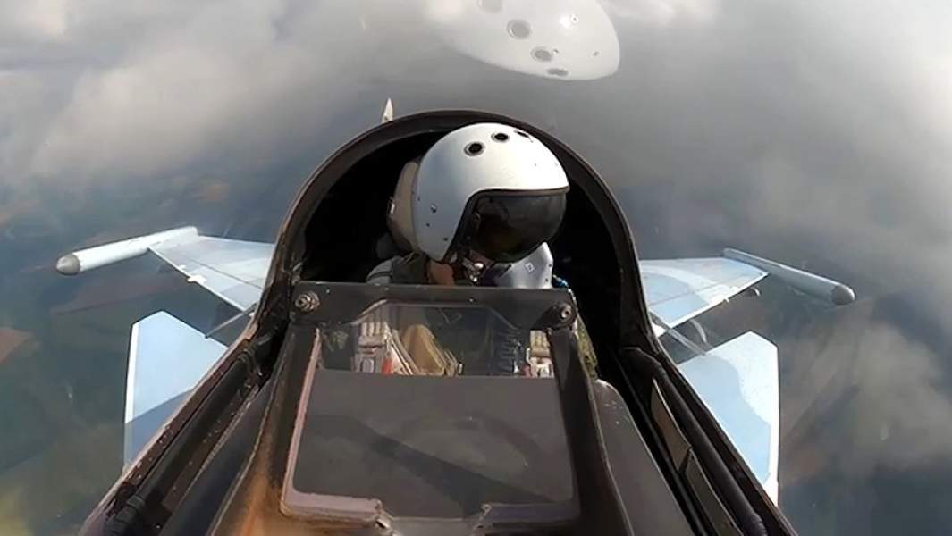Летчик во время боевых вылетов экипажей истребителей Су-35С и Су-30СМ по уничтожению объектов военной инфраструктуры ВСУ в ходе специальной военной операции