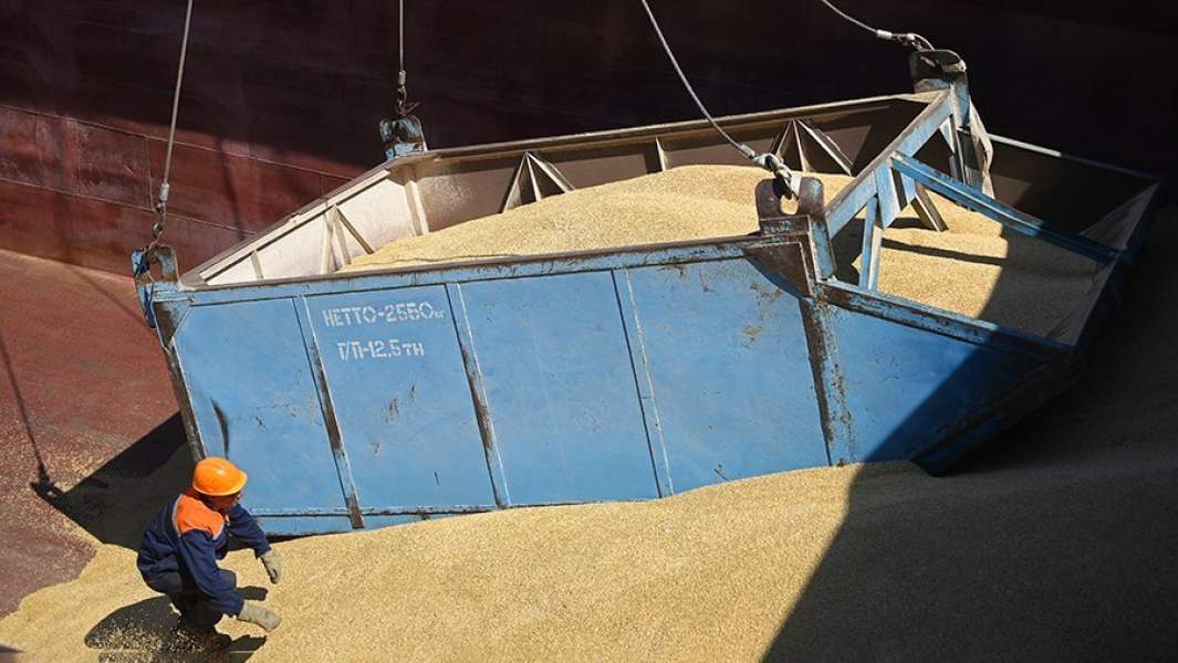 Погрузка российского ячменя, экспортируемого в Иран, на корабль в порту на реке Волге