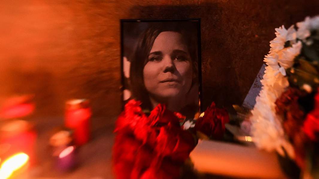 Цветы и портрет журналистки у скульптуры «Весть» в Брюсовом переулке в рамках акции «Свеча памяти», посвященной погибшей журналистке Дарье Дугиной