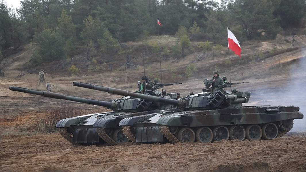 Польские танки Т-72 во время военных учений НАТО «Железное копье–2022» на полигоне Адажи в Латвии