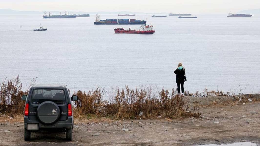 торговые суда заходят в порт