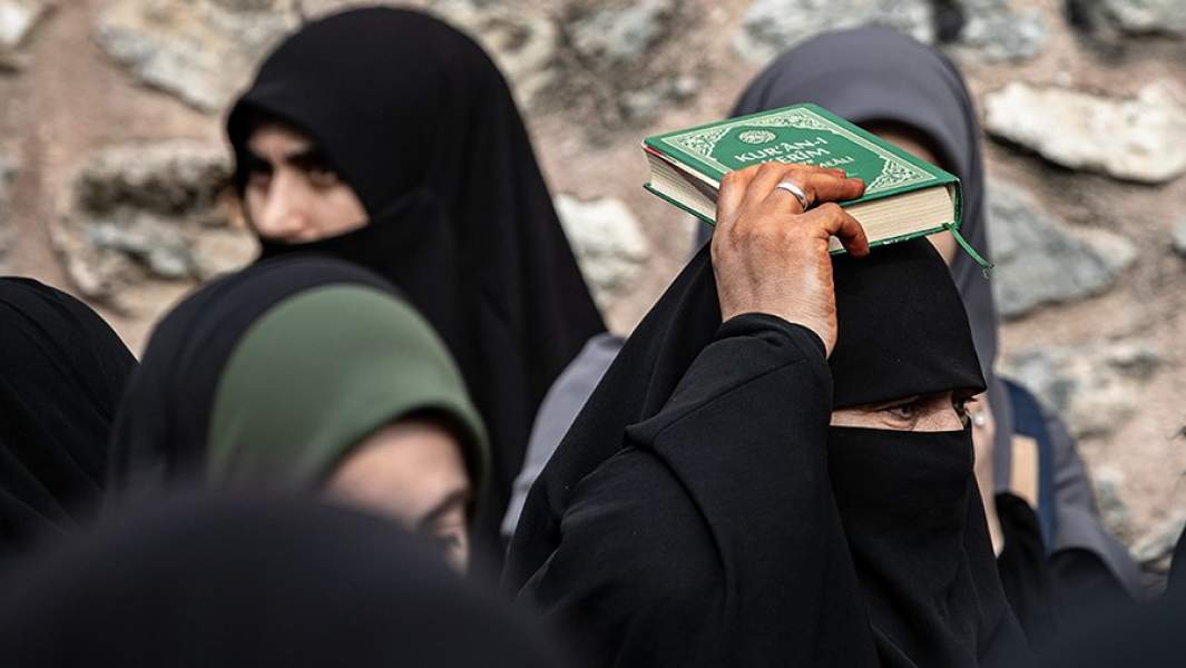 Протест в Стамбуле против сожжения Корана в Стокгольме 