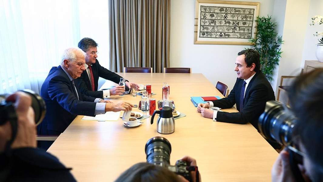 Глава дипломатии ЕС Жозеп Боррель (слева) и премьер-министр непризнанного Косова Альбин Курти (справа) во время переговоров в Брюсселе, 27 февраля 2023 года