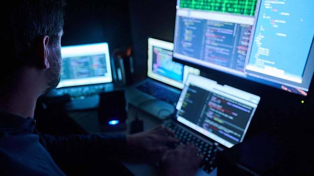 человек за компьютером