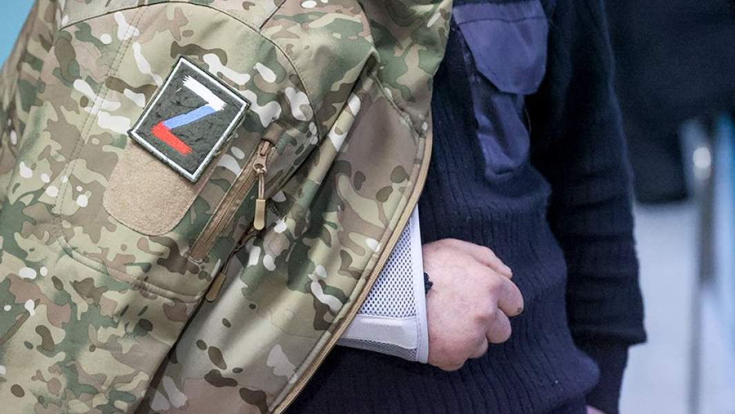 Раненый военнослужащий после оказания помощи медицинским отрядом специального назначения в тылу южного сектора зоны проведения специальной военной операции