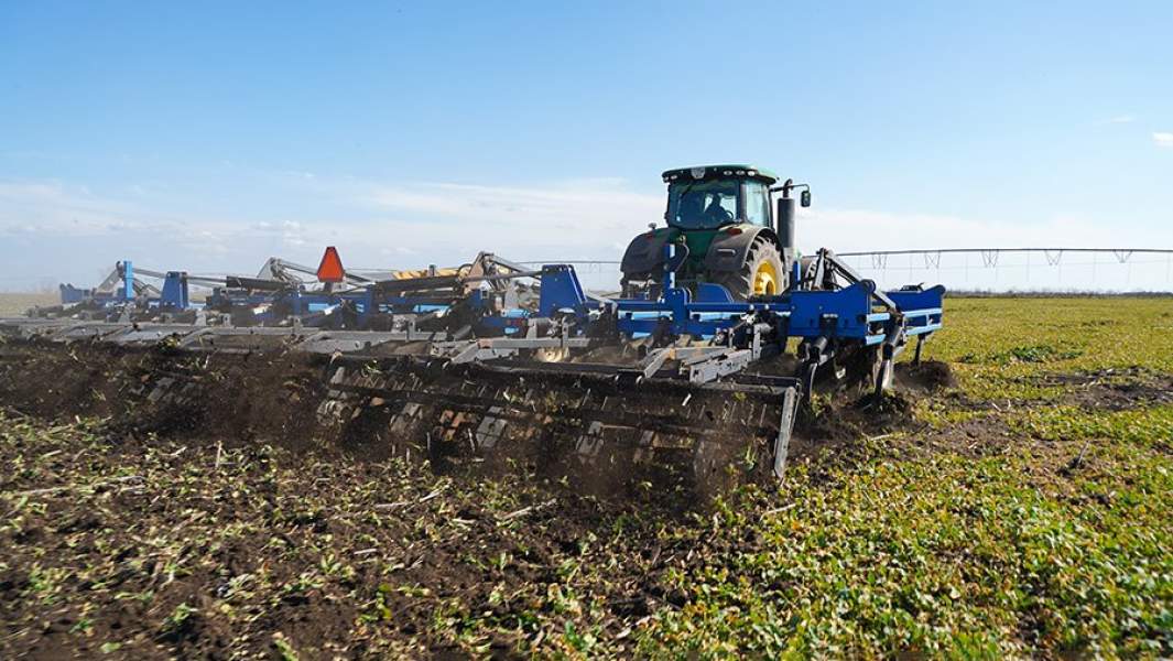 Сельскохозяйственная техника во время весенне-полевых работ на полях Херсонской области