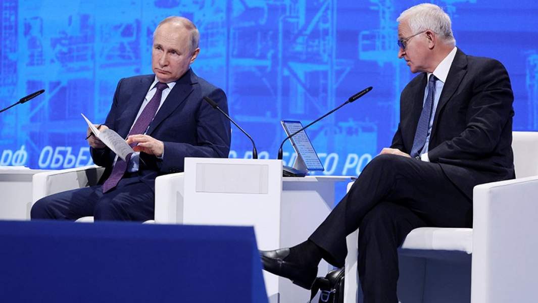 Президент РФ Владимир Путин на XVII съезде Российского союза промышленников и предпринимателей (РСПП) в Московском международном Доме музыки. Справа - президент Российского союза промышленников и предпринимателей Александр Шохин