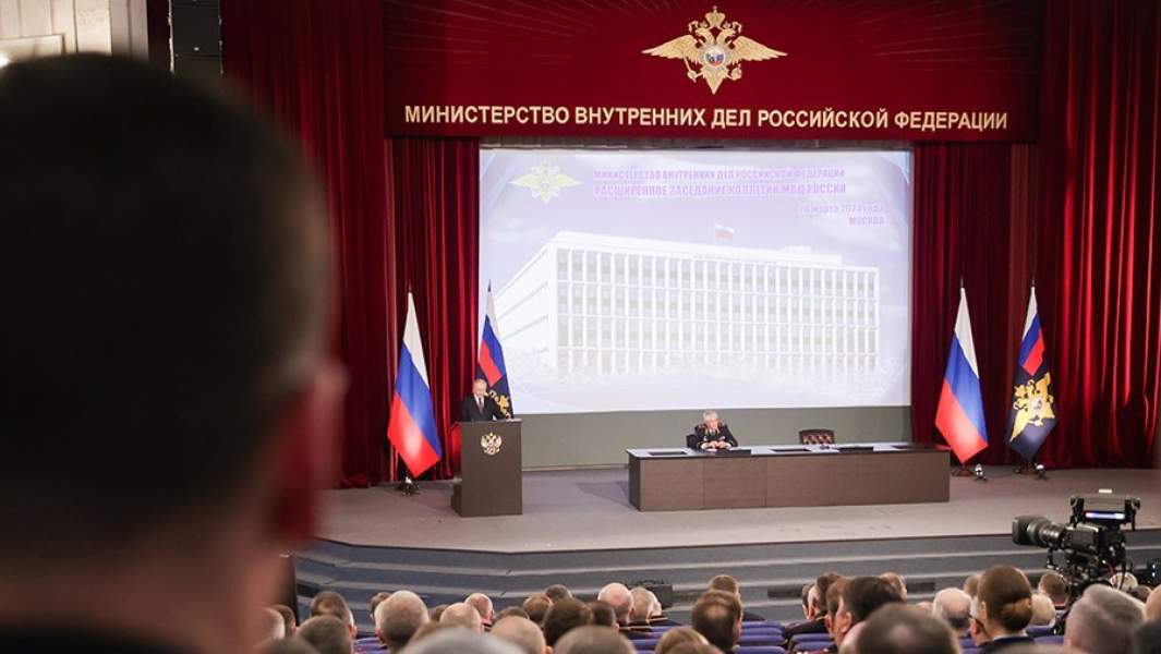 Владимир Путин и Владимир Колокольцев во время ежегодного расширенного заседания коллегии МВД России по итогам оперативно-служебной деятельности органов внутренних дел Российской Федерации за 2022 год