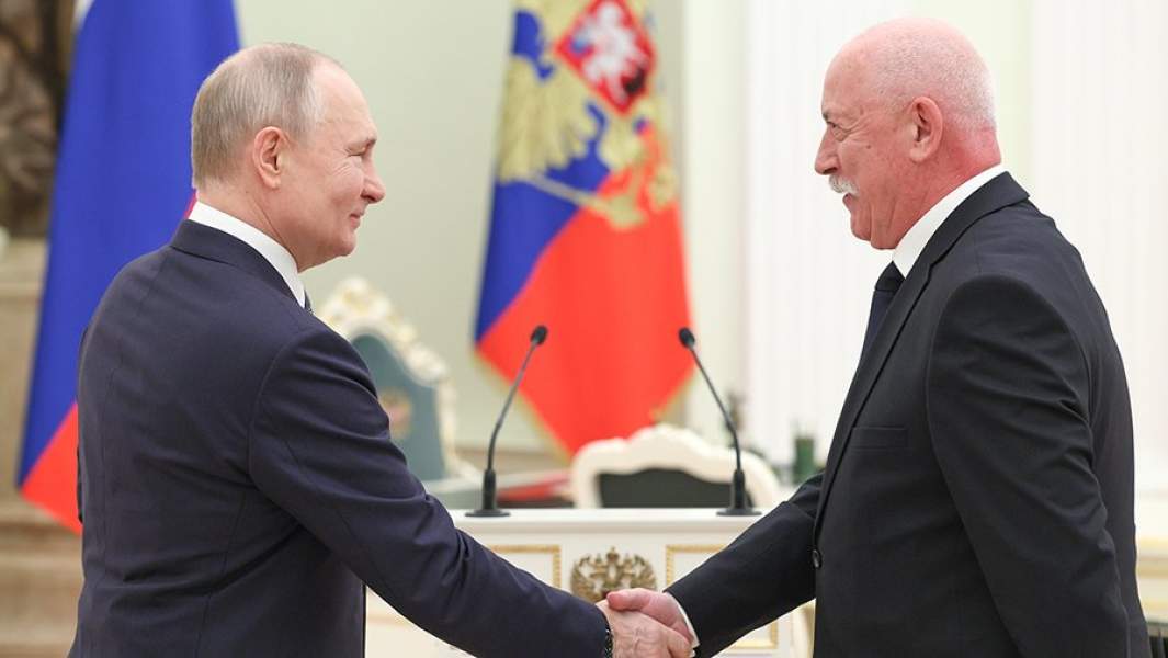 Президент РФ Владимир Путин и Виктор Гоцуленко в Кремле на церемонии вручения премий в области литературы и искусства за произведения для детей и юношества, а также премий для молодых деятелей искусства, 22 марта 2023 года