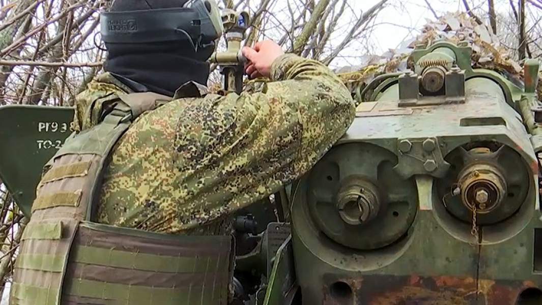 Артиллеристы ведут огонь из 152-миллиметровой буксируемой пушки «Гиацинт-Б» по позициям ВСУ