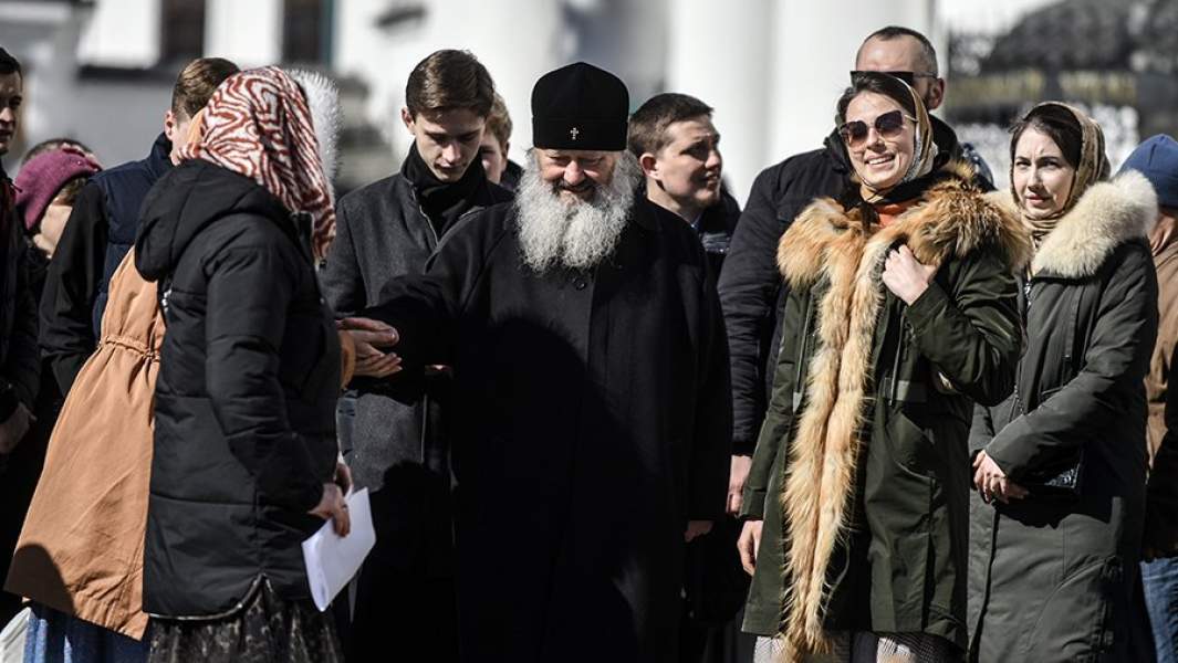 Наместник Киево-Печерской лавры митрополит Павел (в центре) у храма