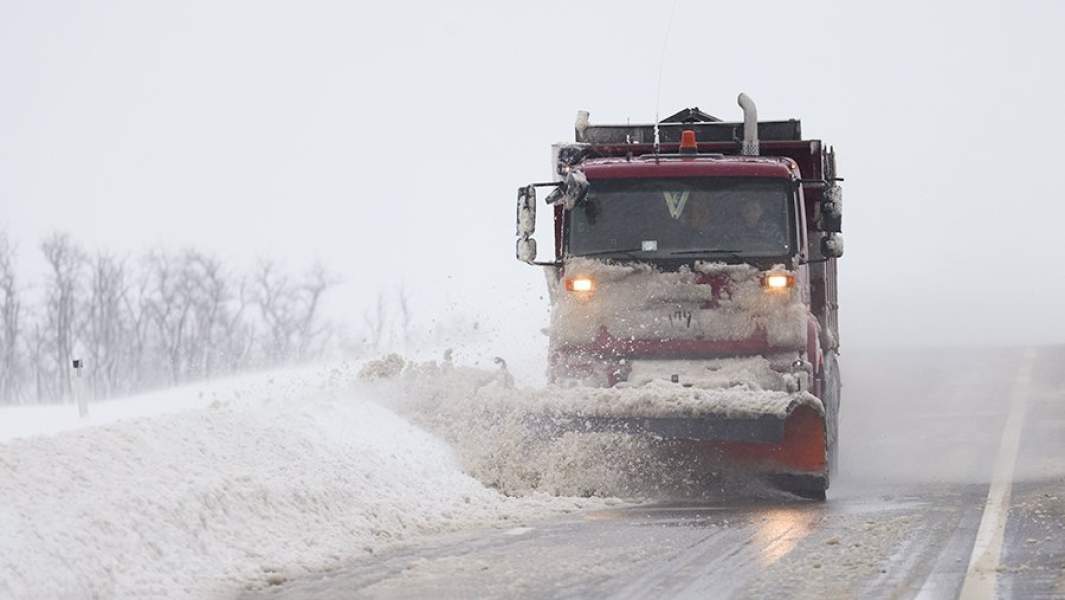Расчистка от снега трассы М-4 «Дон», где введен режим ЧС из-за снегопада