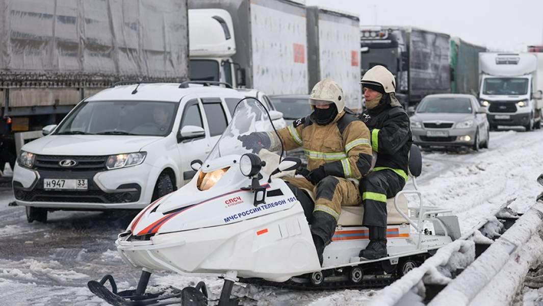 Сотрудники МЧС России на трассе М-4 "Дон", где введен режим ЧС из-за снегопада